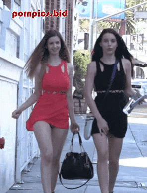 девушки-на-улице-задирают-платья